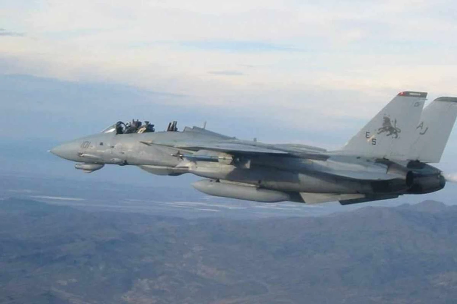 Grumman F-14 Tomcat voando sem o canopi