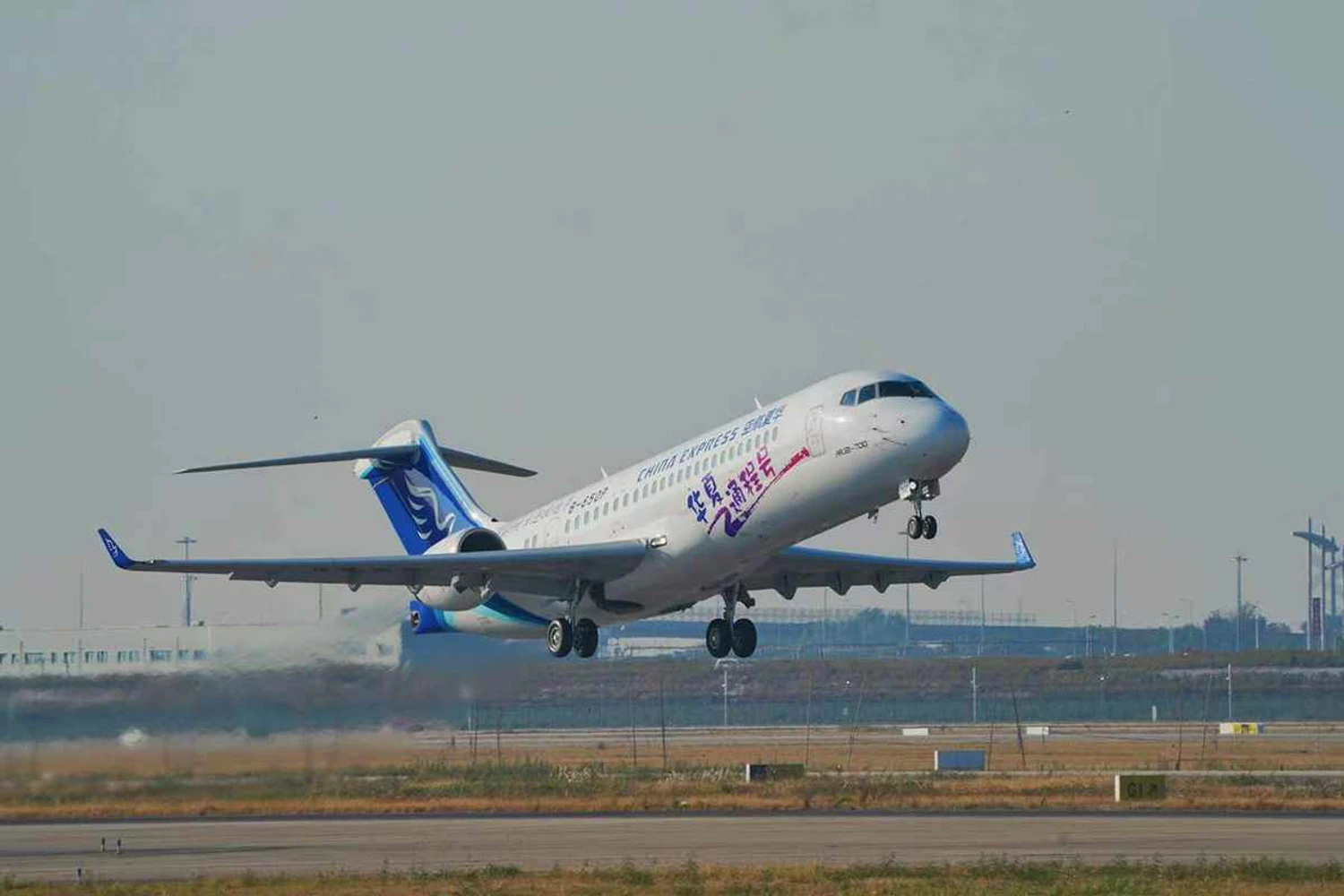Jato ARJ21 da China Express (COMAC)