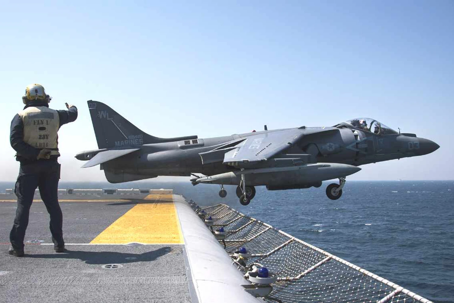Caça AV-8B Harrier decolando a partir do USS Bonhomme Richard, navio de ataque anfíbio da Marinha dos EUA