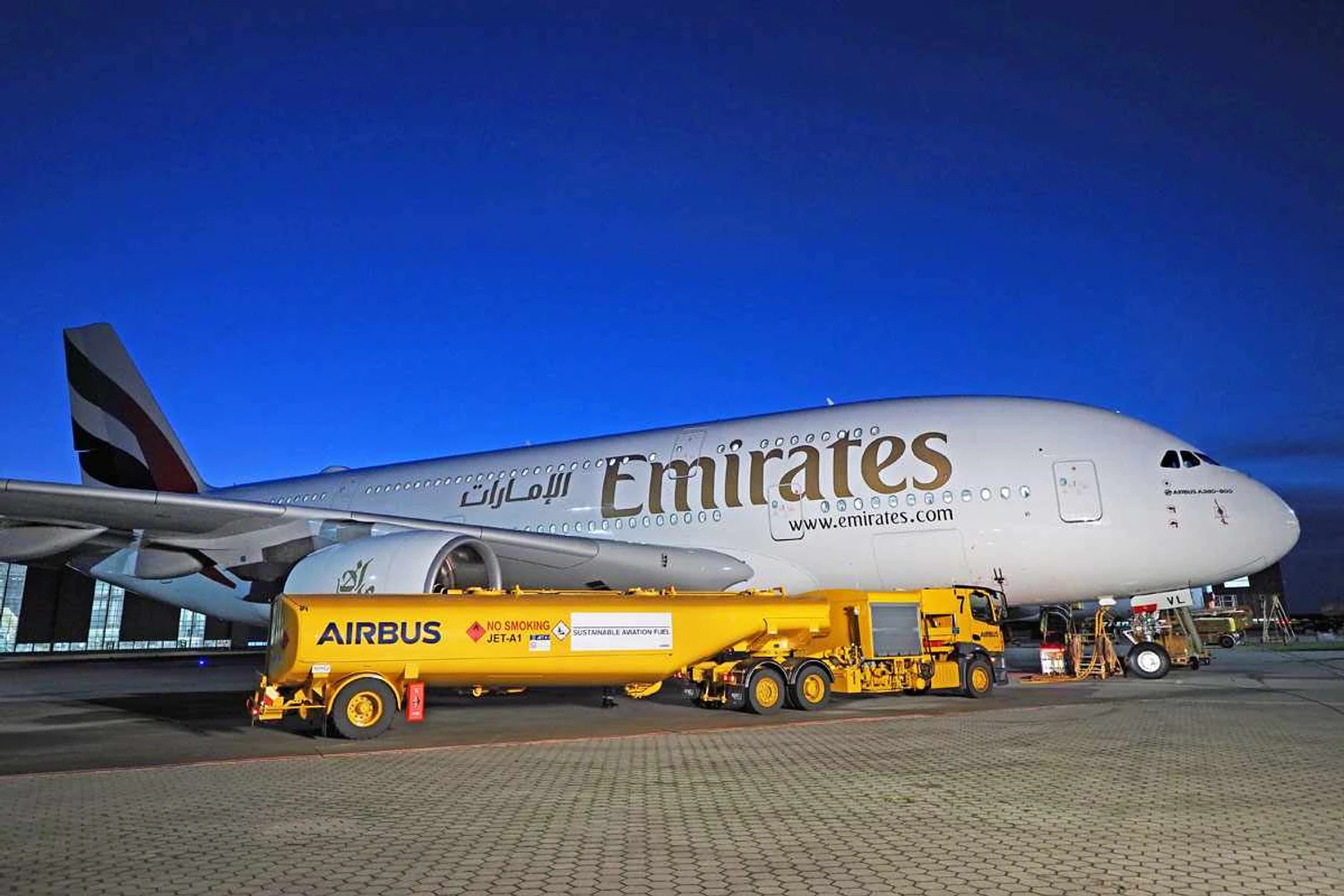 O 116º A380 da Emirates é abastecido com querosene sustentável antes de seguir para Dubai (EA)