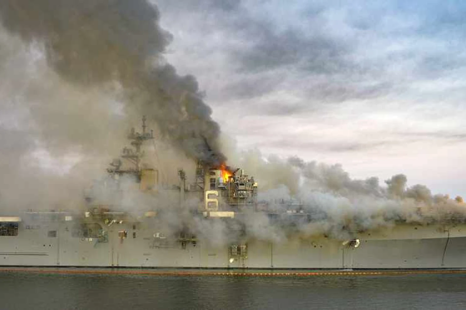Incêndio a bordo do USS Bonhomme Richard da Marinha dos EUA