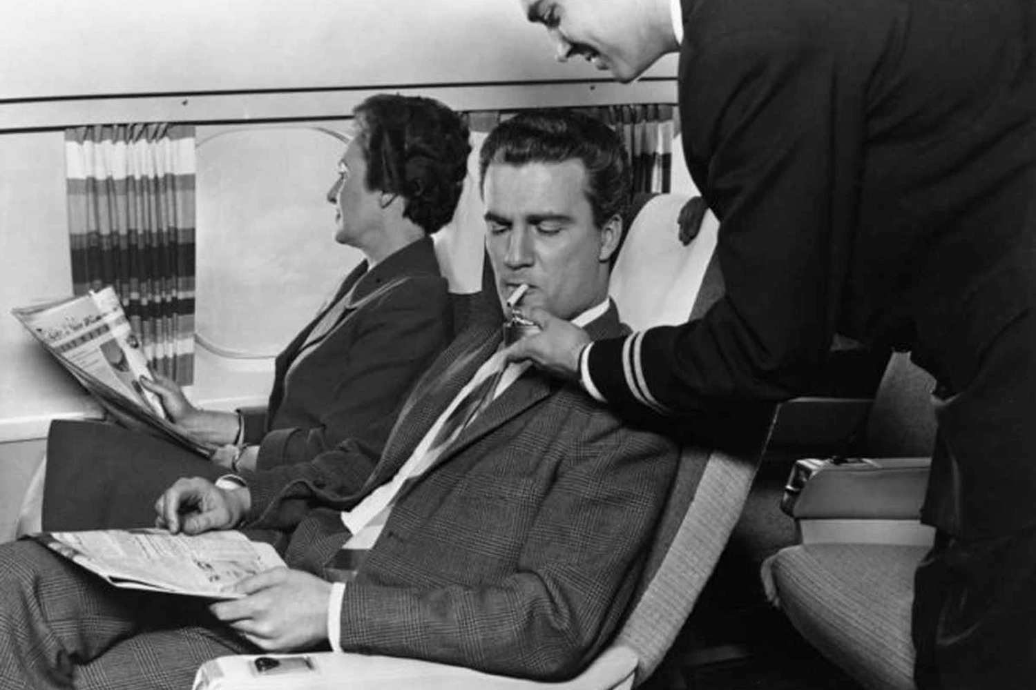 Cena comum no passado: a proibição de fumantes em aviões começou nos anos 1990