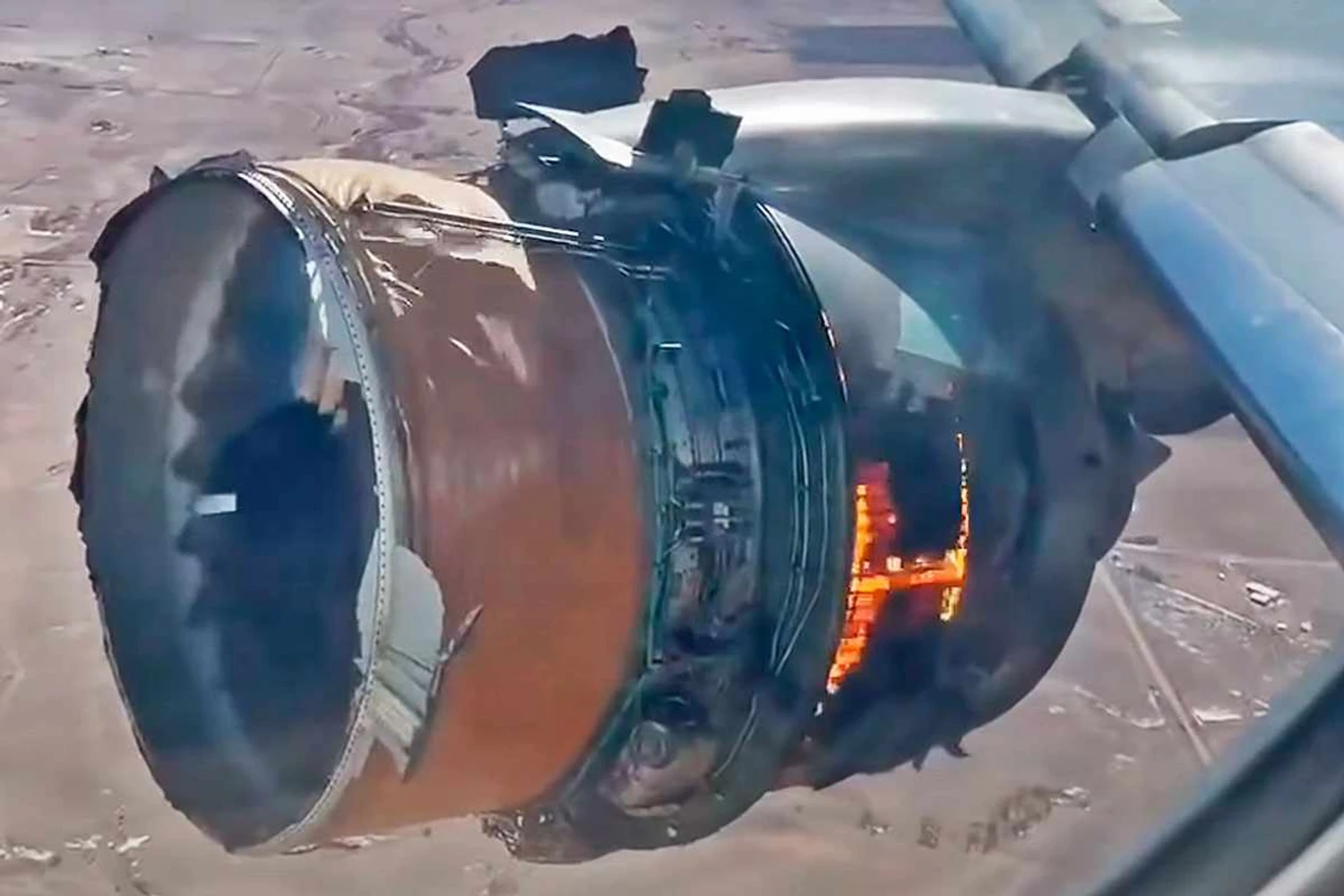 O motor direito do 777 da United (Reprodução)