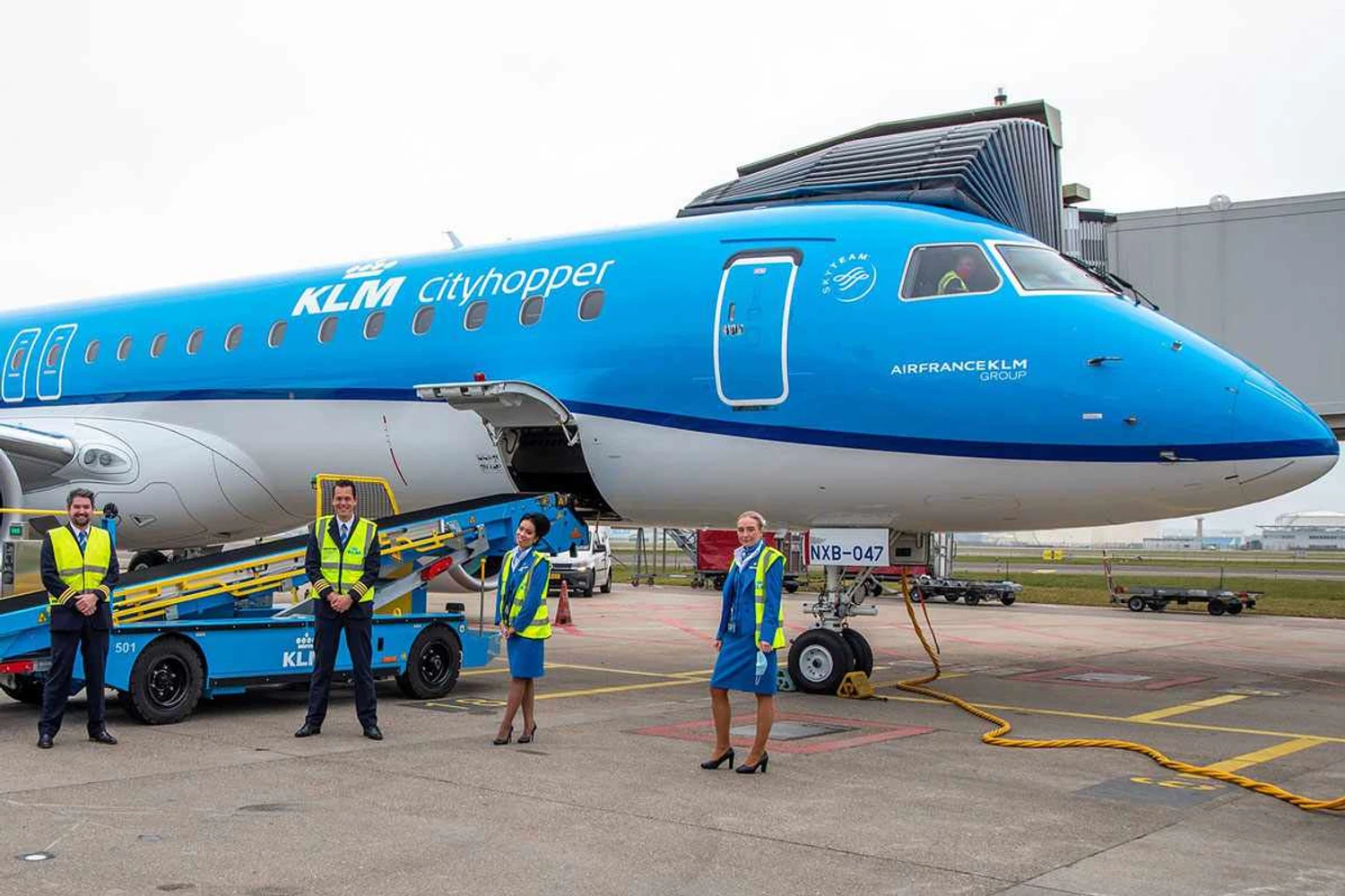 Funcionário da KLM Cityhopper em frente ao primeiro E195-E2 (Mark Wagtendonk)