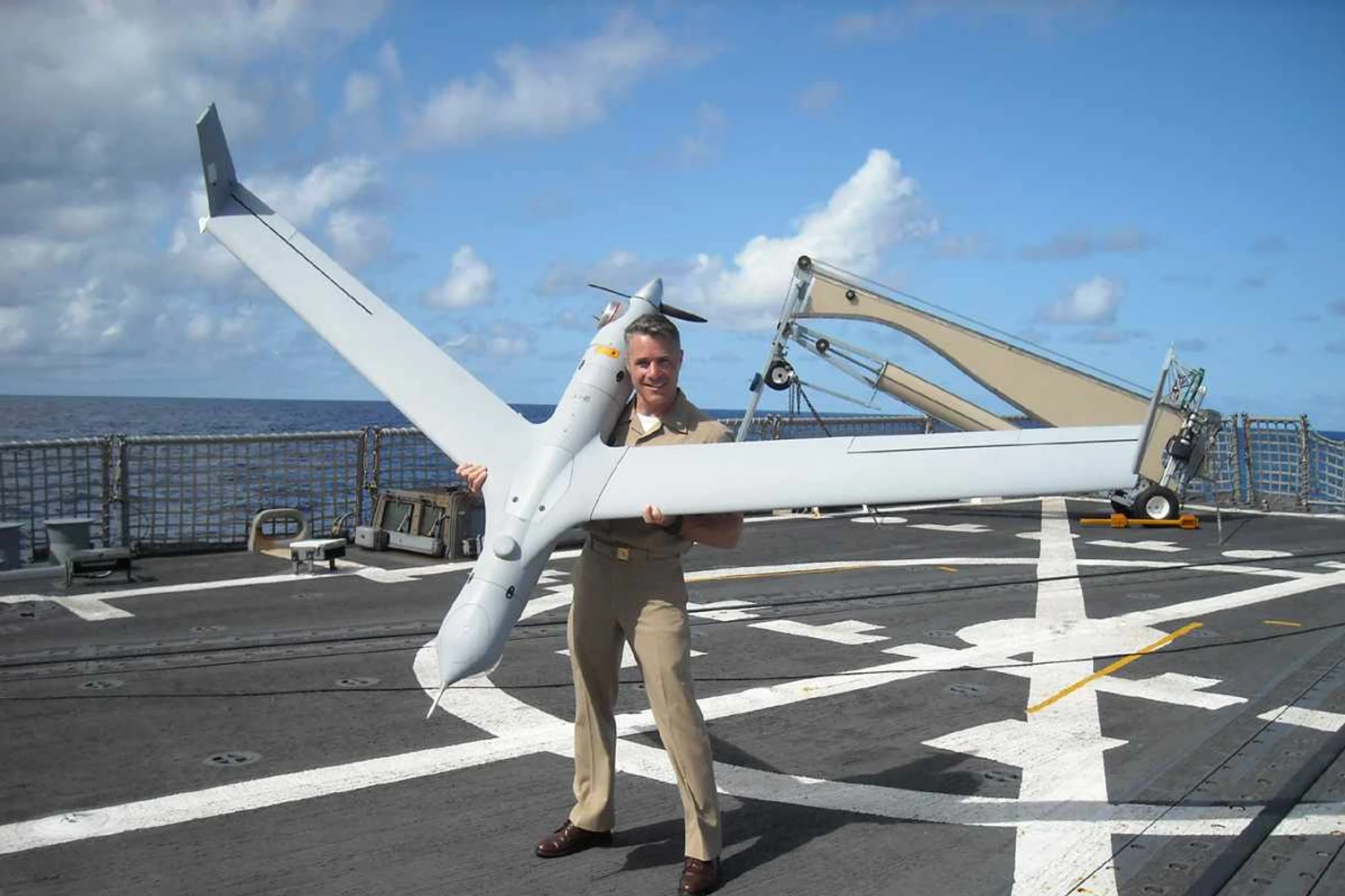 O ScanEagle pesa cerca de 20 kg; aparelho é empregado em mais de 20 países (USN)