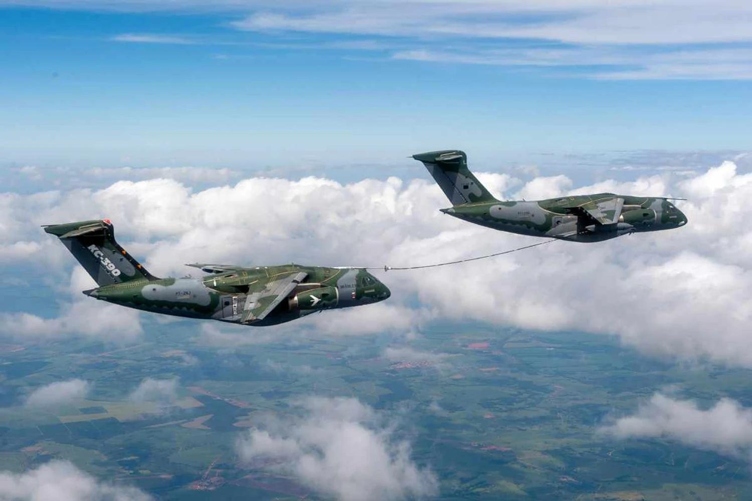 O KC-390 também reabastecer outro KC-390 em voo (FAB)