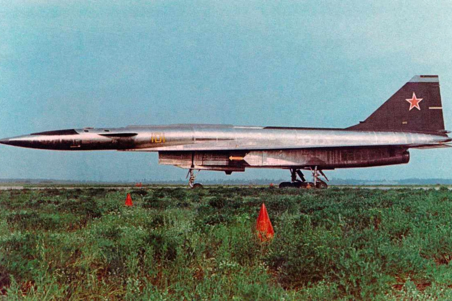 O T-4 seguia um conceito bastante parecido com o Valkyrie, mas era bem menor