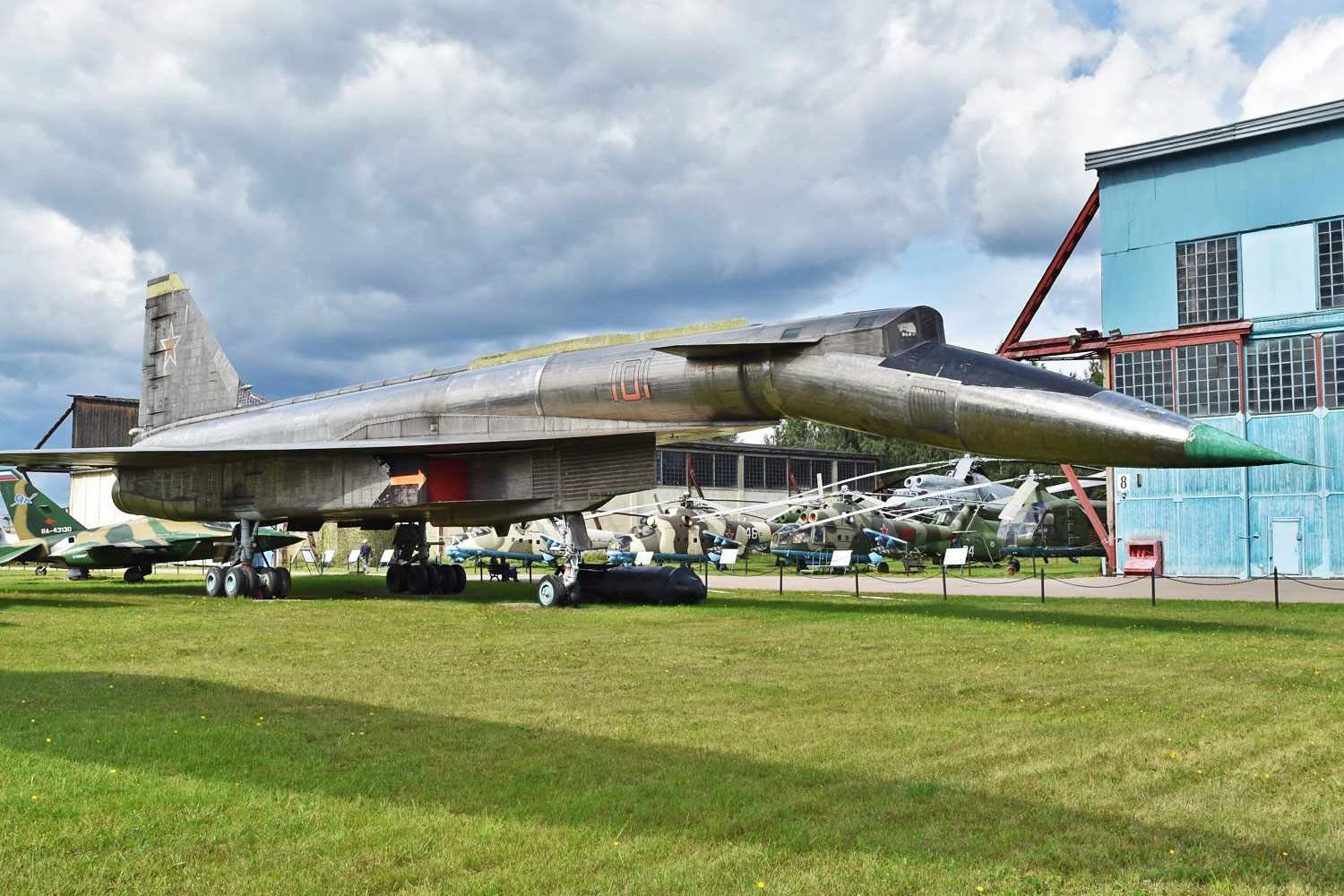 Sukhoi_T-4-100_2