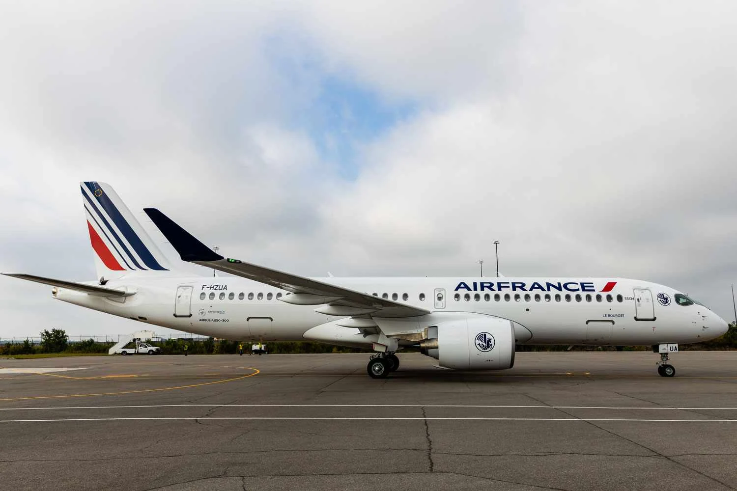 O A220 número um recebeu o nome de Le Bourget (Air France)