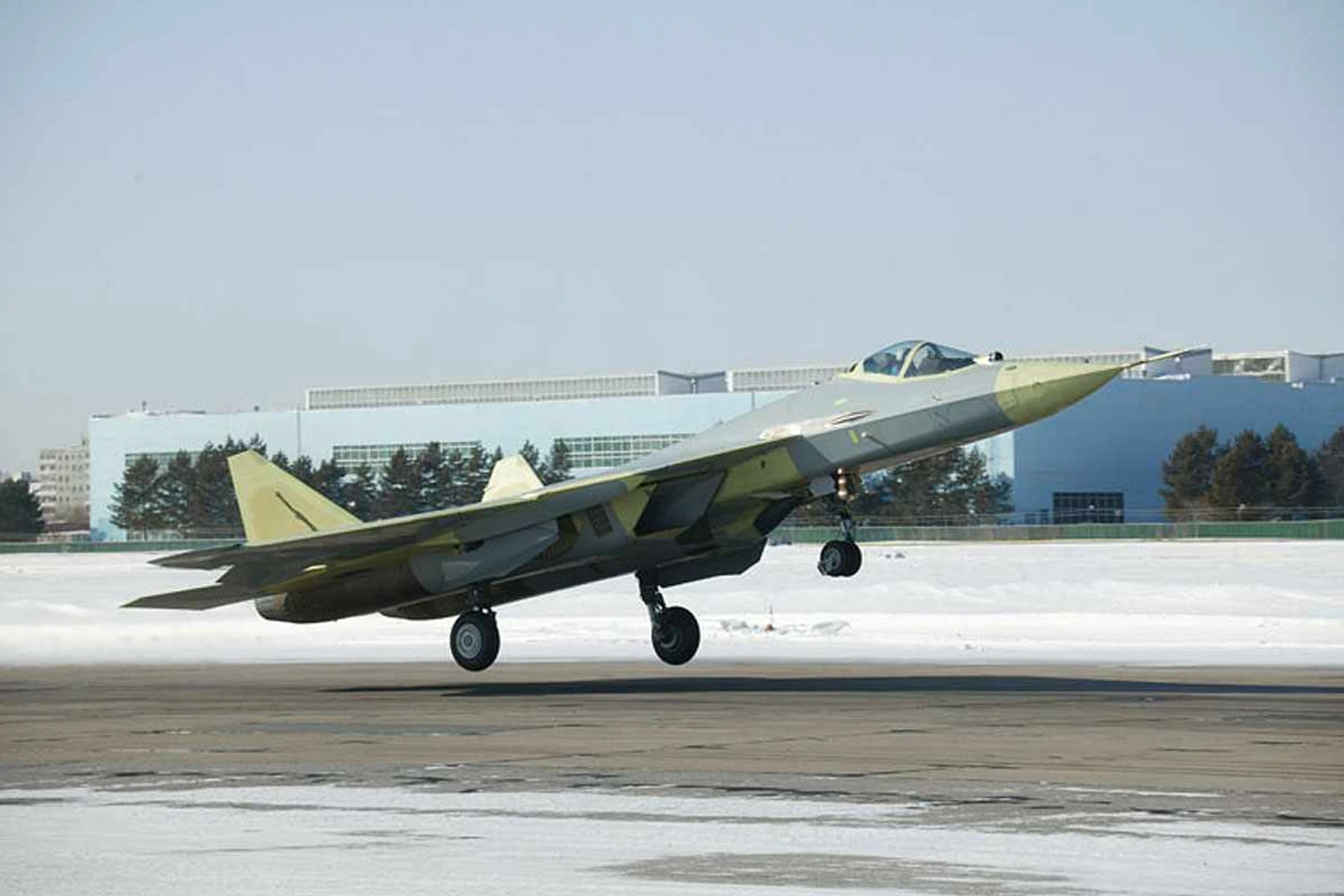 O protótipo do Su-57 (T-50 na época) decola pela primeira vez em 2010 (UAC)