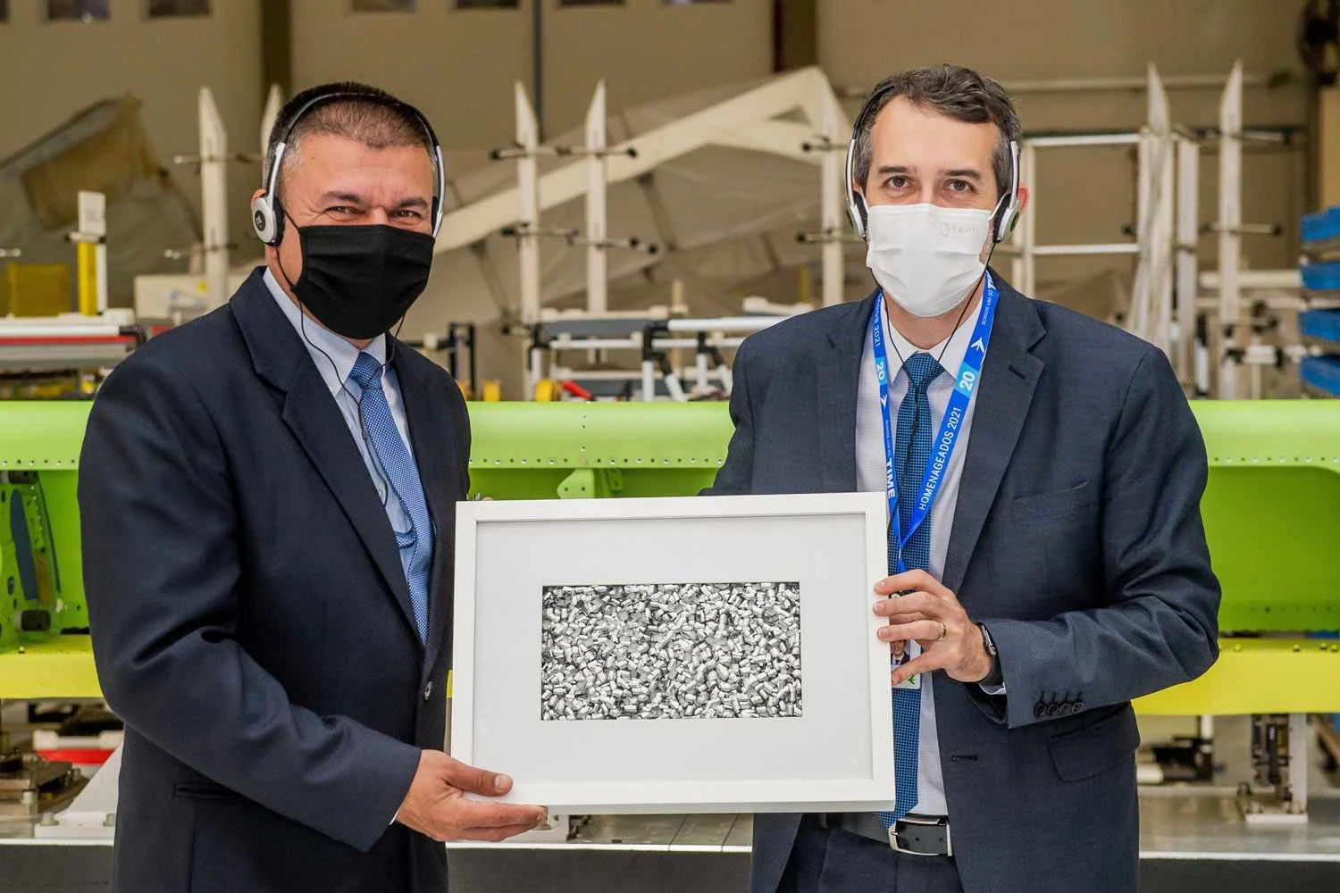 Representantes da Embraer e do governo húngaro celebram o início da produção do primeiro KC-390