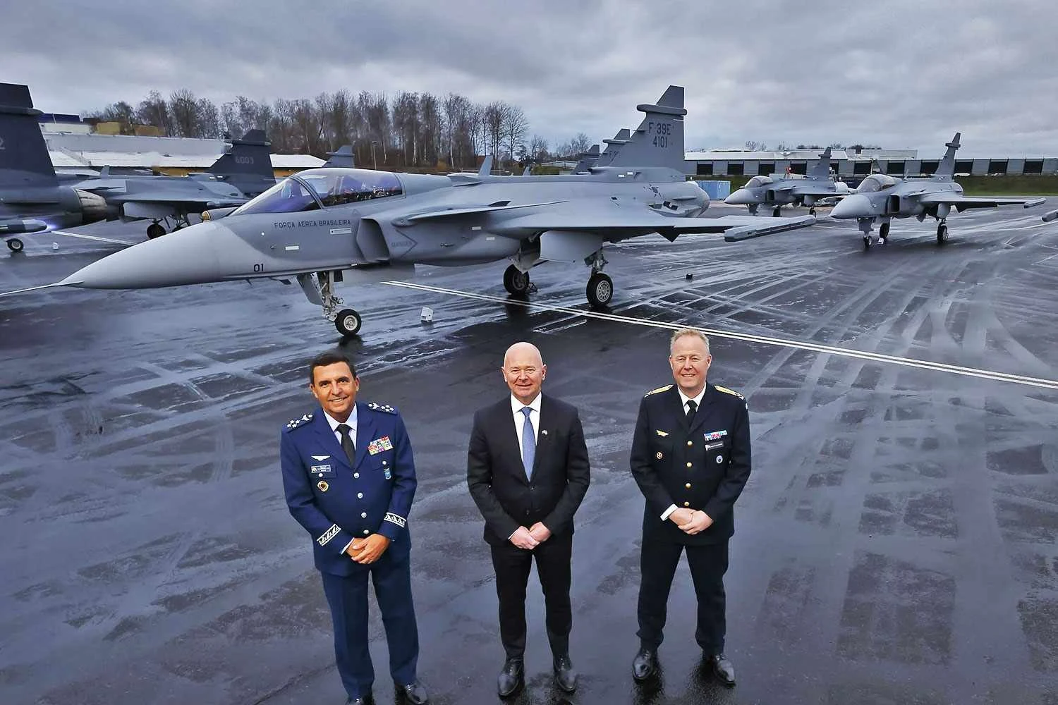 O Ministro da Aeronáutica, o presidente da Saab e o comandante da Força Aérea Sueca em frente aos caças (Saab)