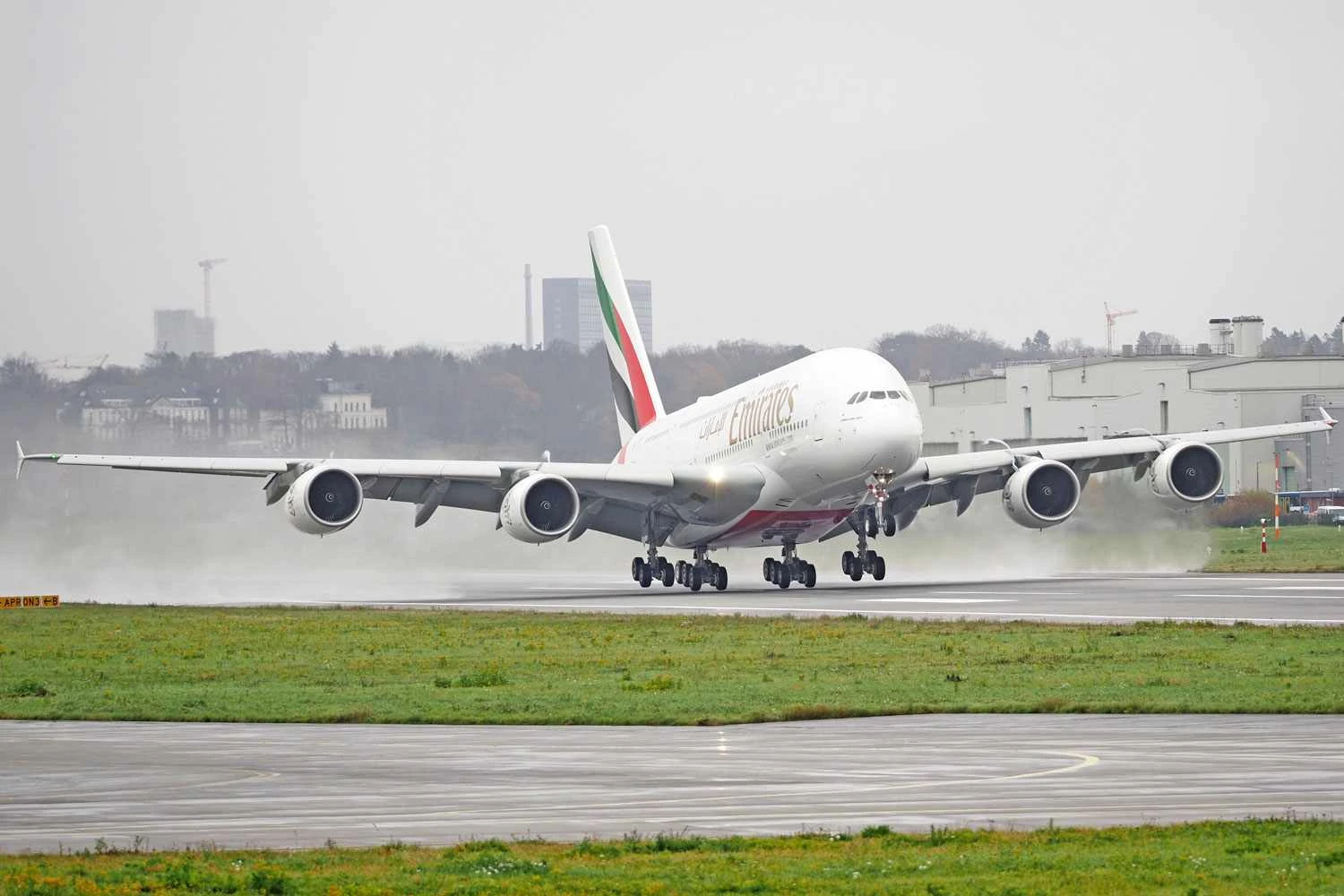 A aeronave estava sendo preparada para entrega em Hamburgo, na Alemanha (Emirates)
