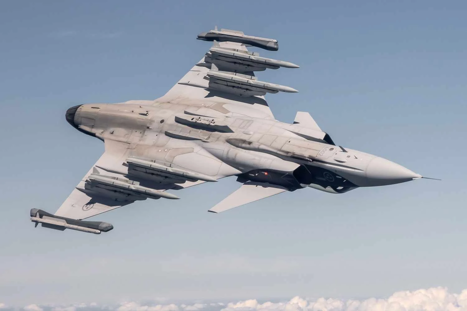 Um Gripen E equipado com mísseis Meteor (pilones nas asas) e Iris-T (pontas)