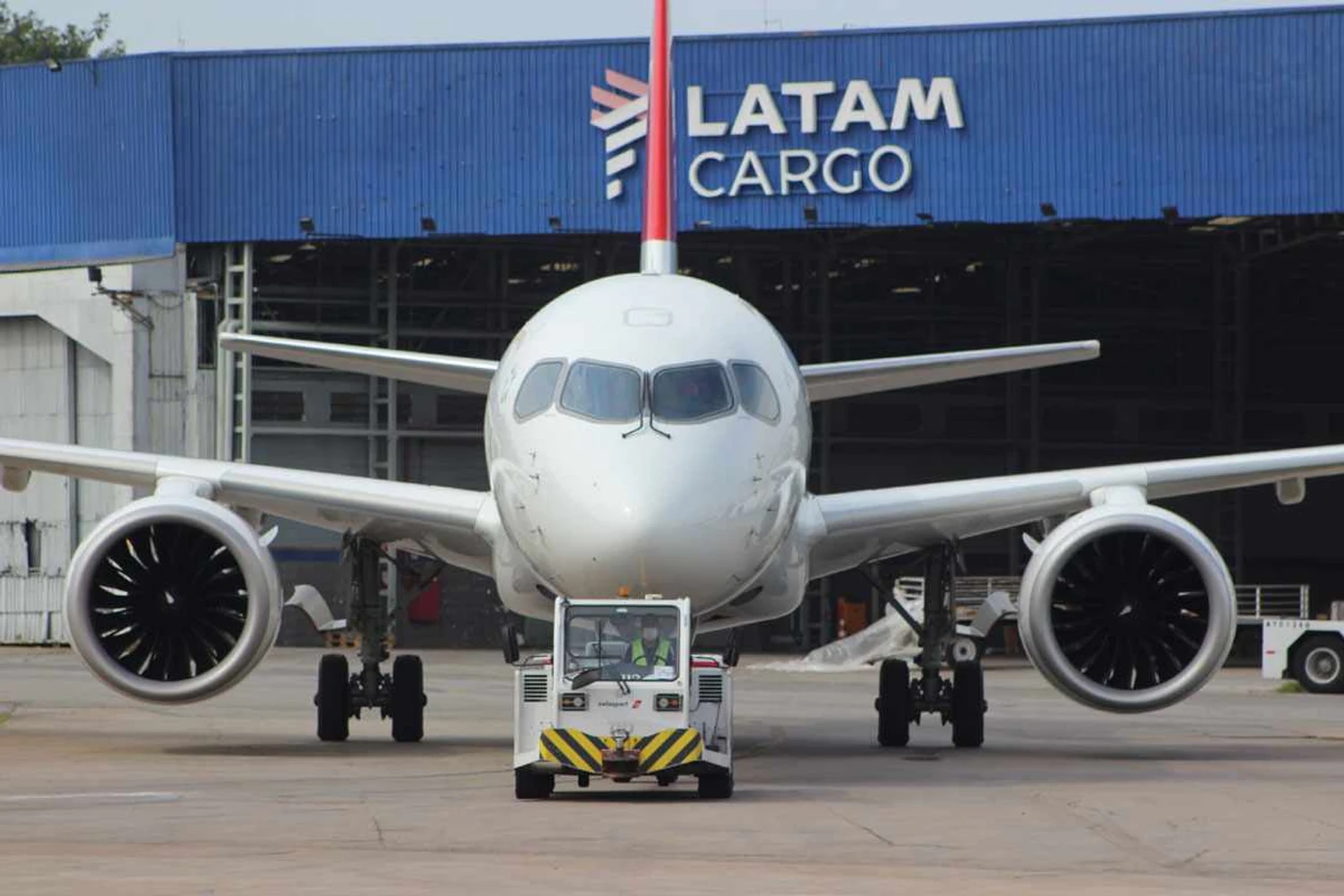 O A220-300 é certificado para transportar até 160 passageiros (Thiago Vinholes)