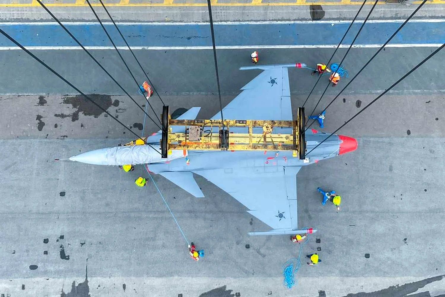 Os caças Gripen chegam ao Brasil pelo porto de Navegantes devido à proximidade do terminal portuário ao aeroporto da cidade (Saab)