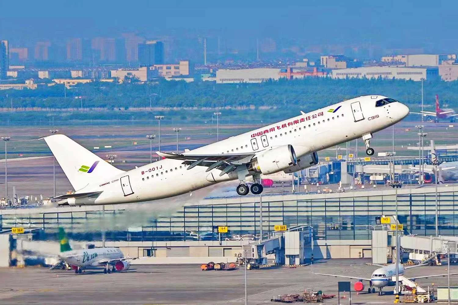 O primeiro C919 de produção em série destinado à China Eastern Airlines (COMAC)
