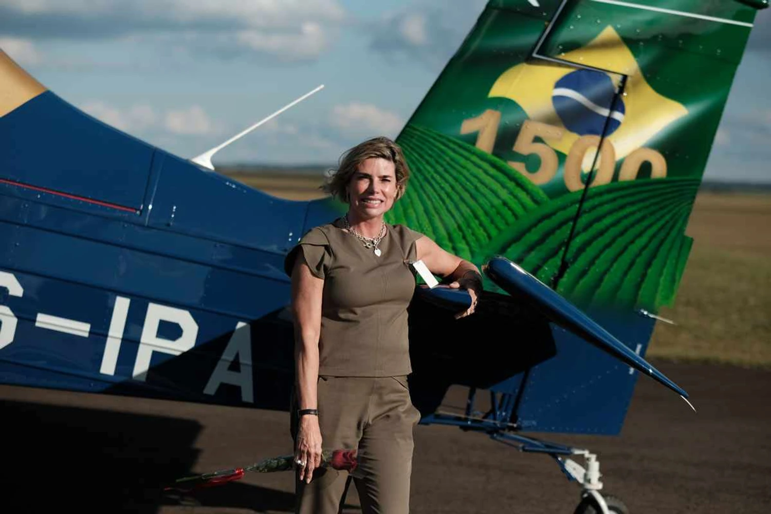 Pecuarista Carla de Freitas, proprietária da Agropeciária Bela Vista, foi quem recebeu o Ipanema número 1.500 (Embraer)