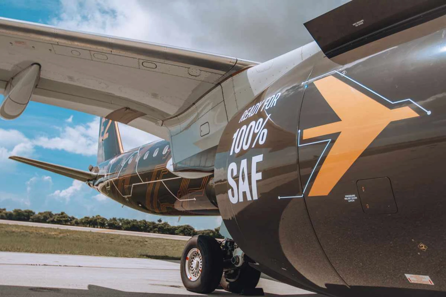 A família E2 já [e certificada para operar com uma mistura de 50% de SAF adicionado ao querosene (Embraer)