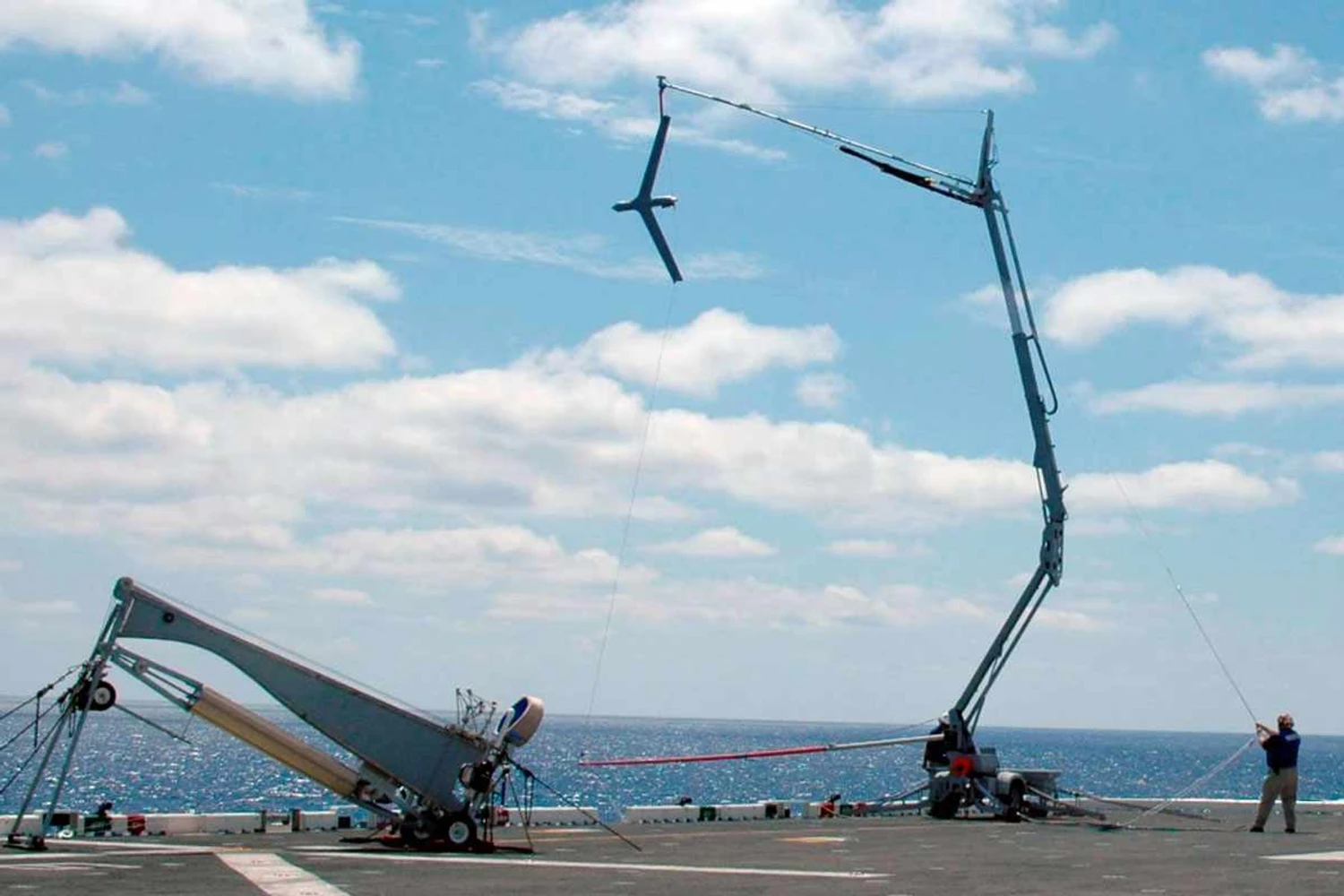 O drone é recolhido por meio de um gancho aéreo (Insitu)