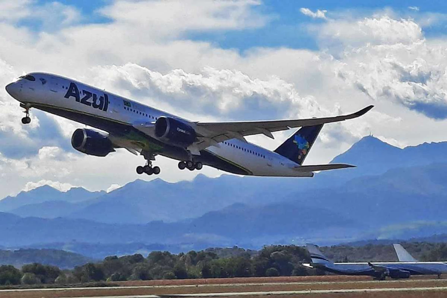 A aeronave estava armazenada em Tarbes, na França (Azul)