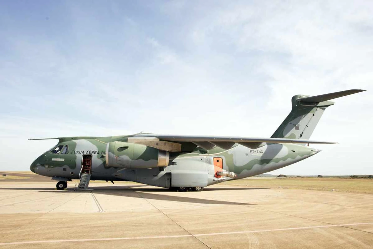 KC-390, ainda com registro civil, equipado com o sistema MAFFS II (Embraer)