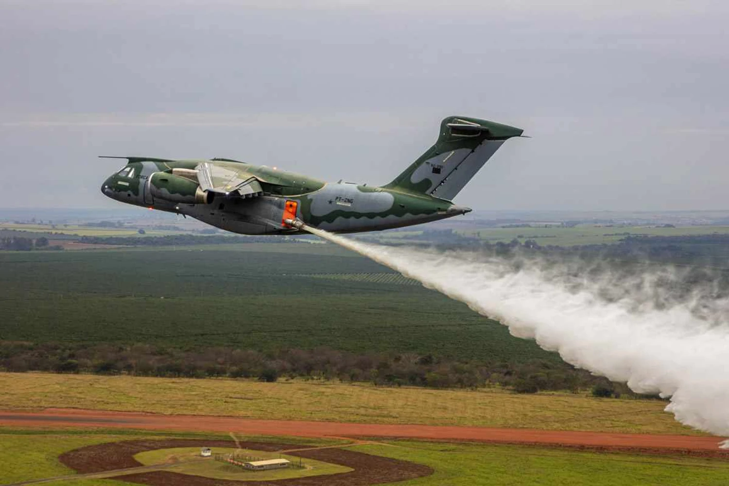 O KC-390 pode descarregar 11.300 litros de água sobre incêndios (Embraer)