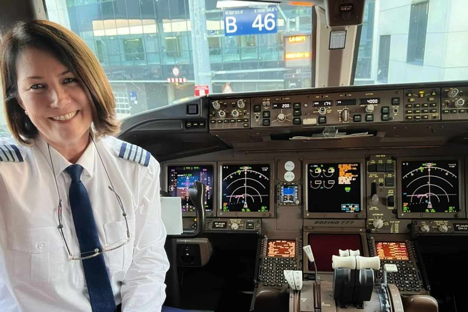 20 mil horas de voo depois... Claudine hoje comanda os jatos Boeing 777 e 787 da LATAM (LATAM)