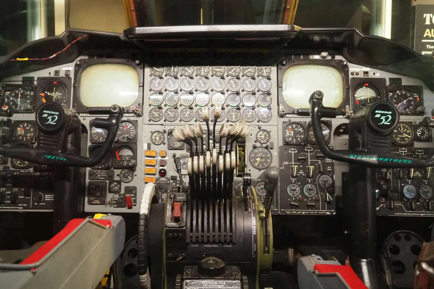 Atual cockpit do B-52 (Varnav)