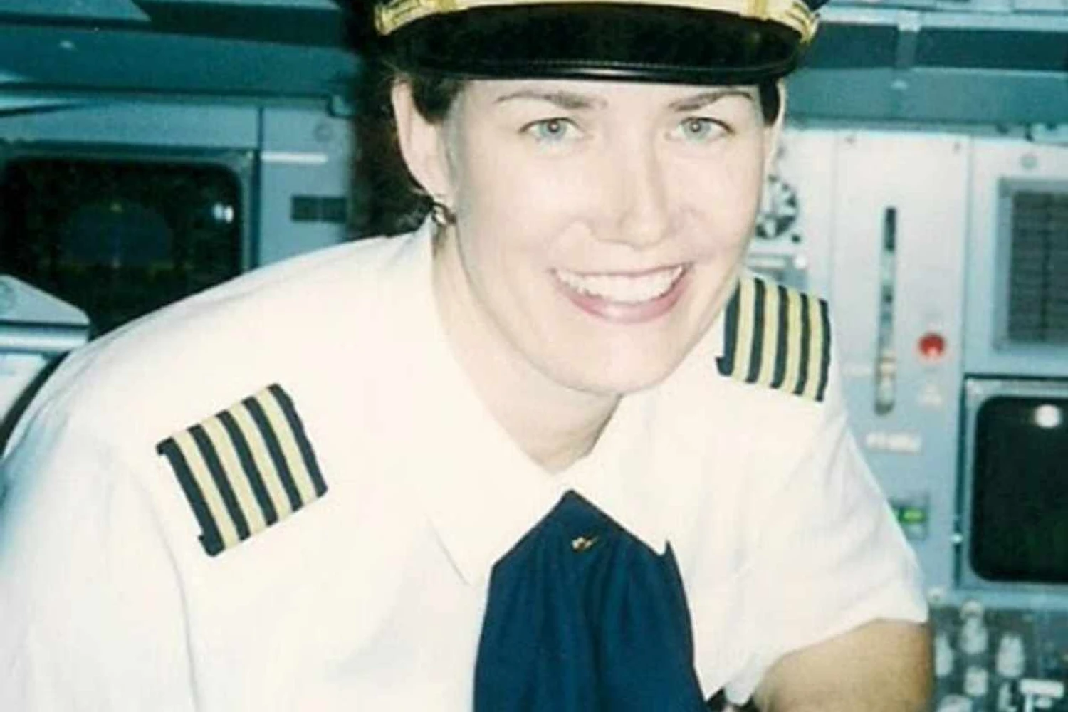 Claudine no cockpit de um Fokker 100 da TAM (LATAM)