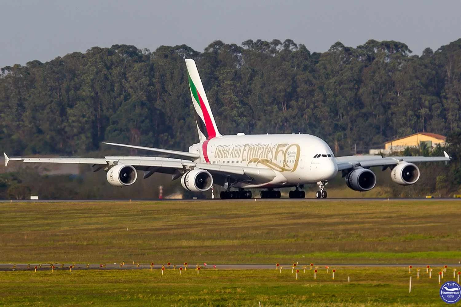O A380 da Emirates no aeroporto de Guarulhos, o único do Brasil que recebe operações do "Superjumo" (Alexandro Dias)