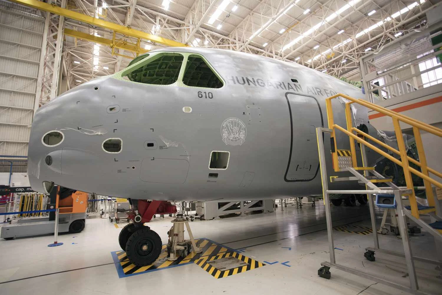 O primeiro C-390 da Hungria em construção da fábrica da Embraer em Gavião Peixoto (Embraer)