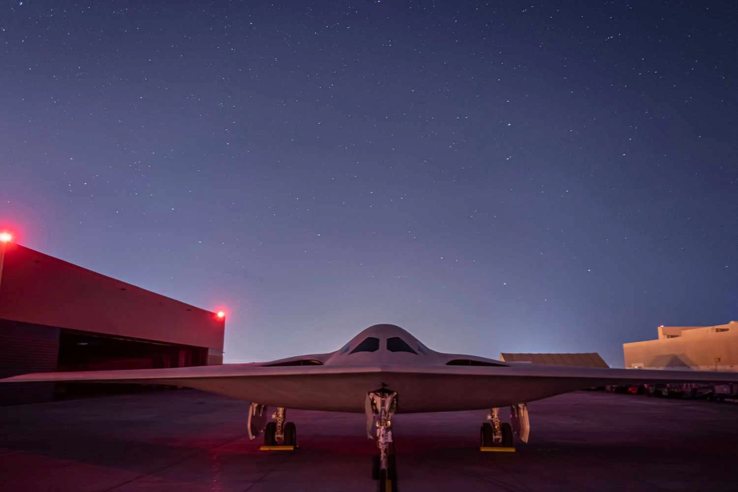O B-21 a céu aberto: detalhes do bombardeiro continuam secretos (USAF)