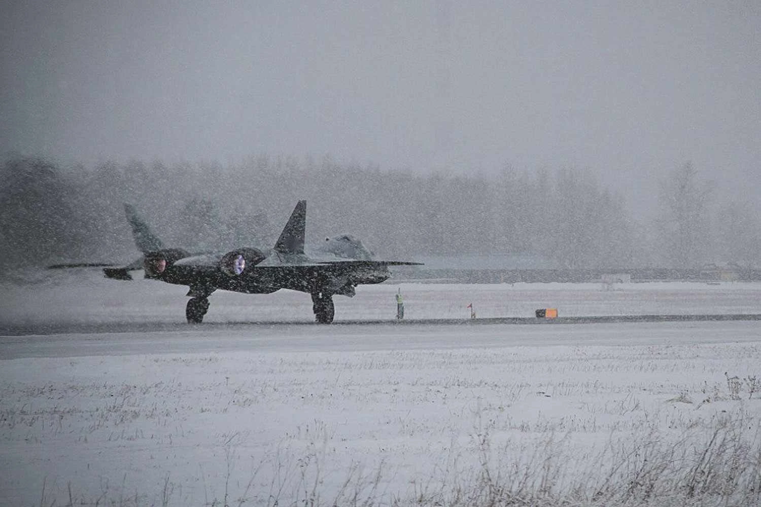 O novo Su-57 decola em meio à uma forte nevasca (UAC)