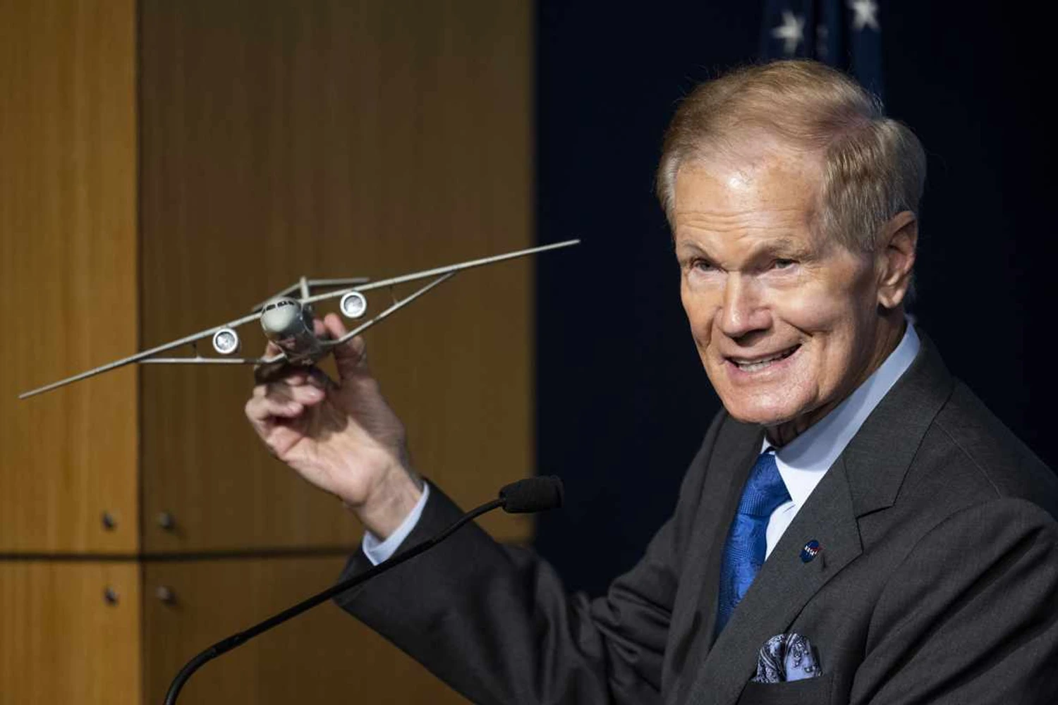 Bill Nelson, administrador da NASA, com uma maquete do conceito Transonic Truss-Braced Wing da Boeing (NASA)