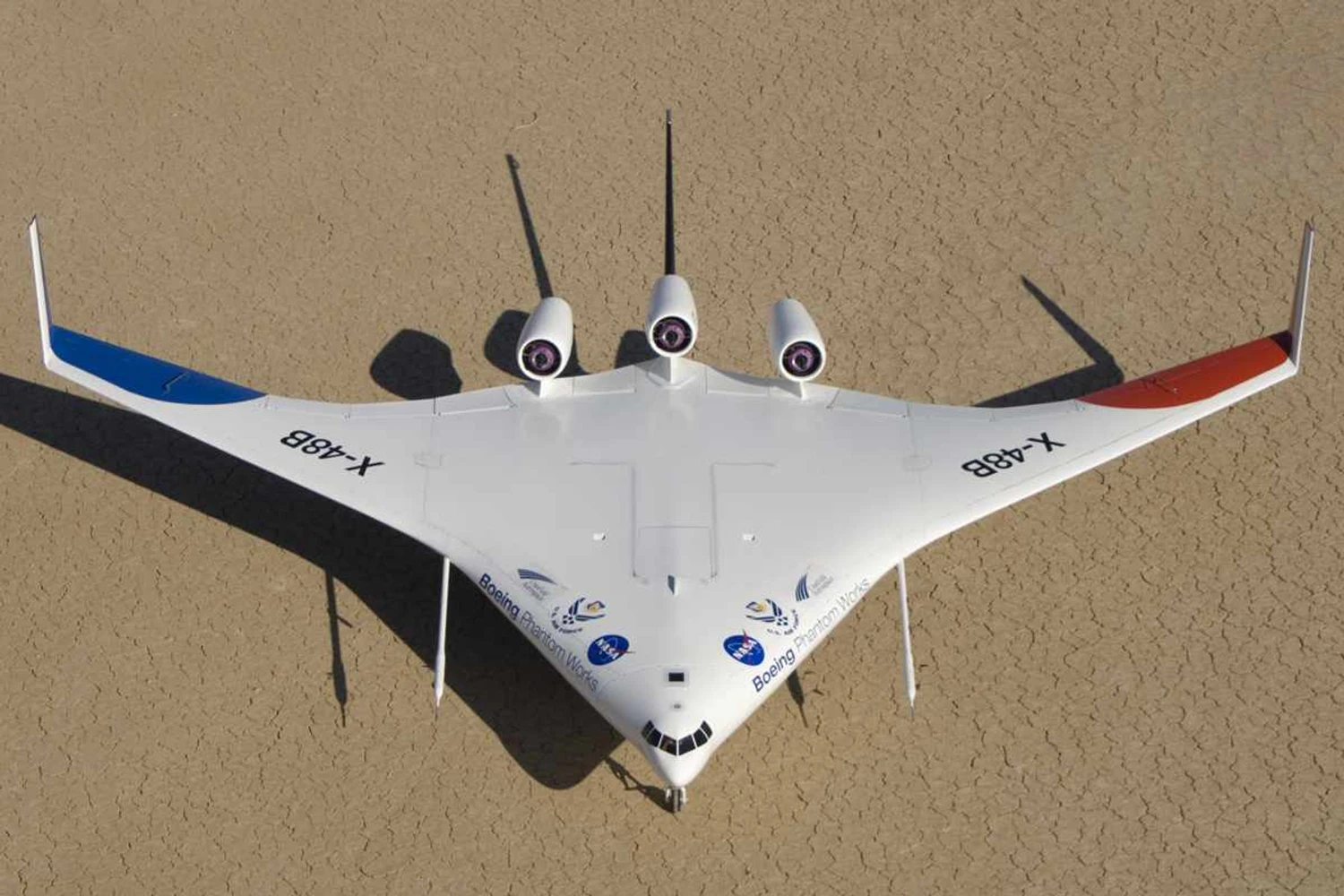 Demonstrador em escala do X-48; projeto avaliou os benefícios do design BWB (NASA)