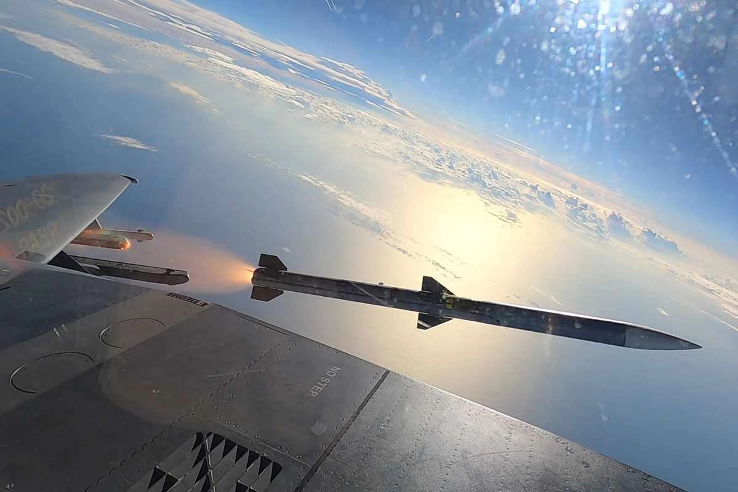 Míssil AIM-120 disparado da "Estação 9" do novo F-15EX (USAF)