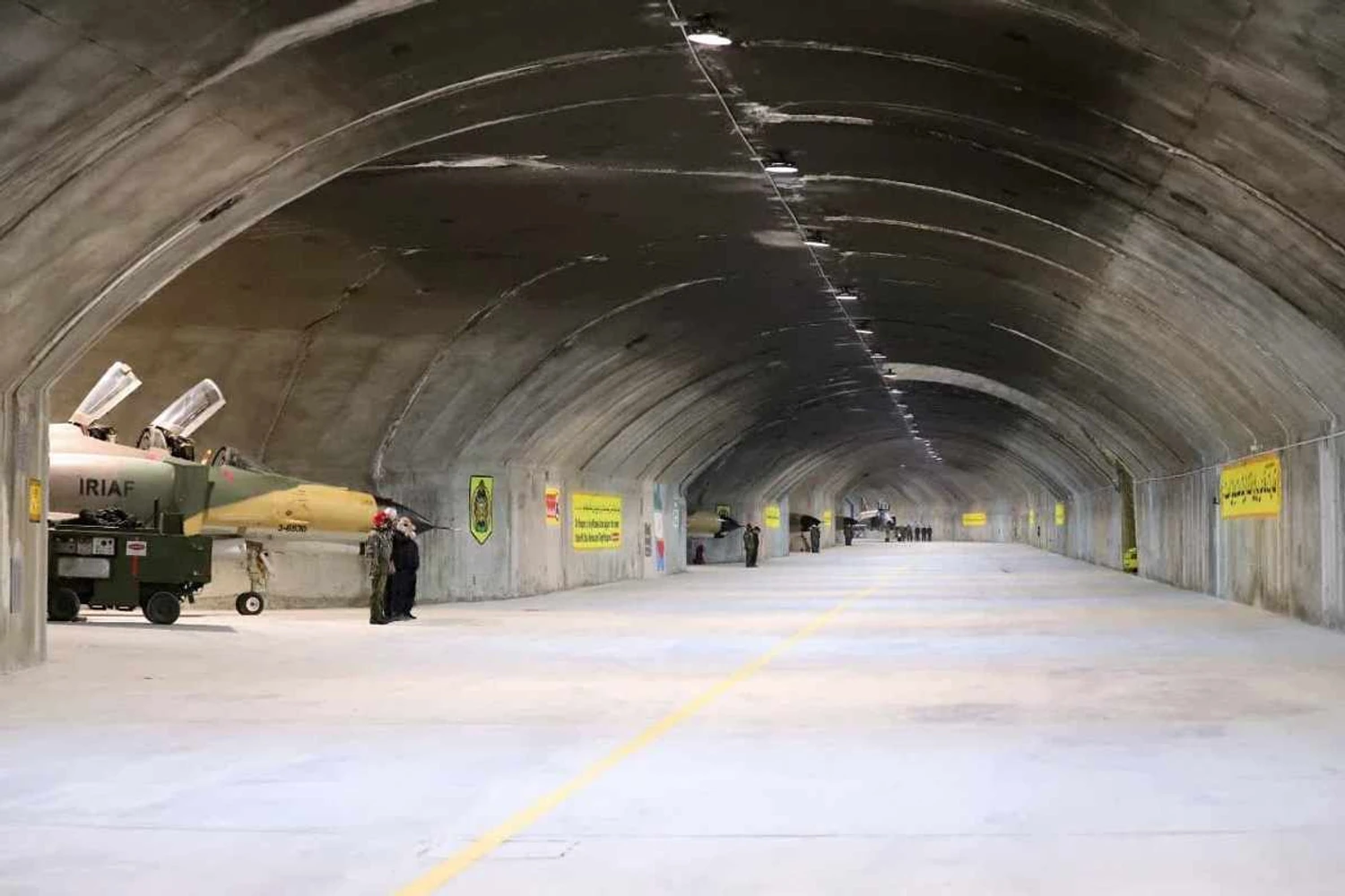 A base subterrânea conta instalações de manutenção e reabastecimento de caças (Divulgação)