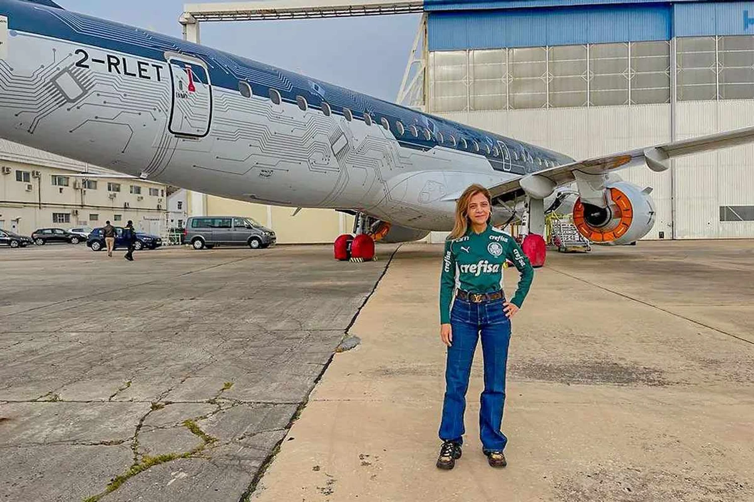 Leila Pereira ao lado do E190-E2: jato de última geração (Redes sociais)