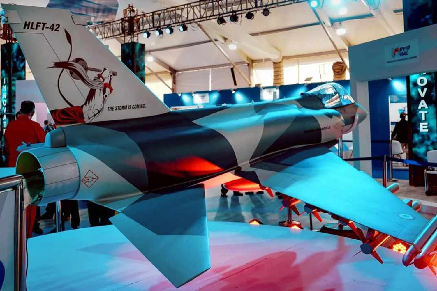 Maquete do HFLT-42 exposta no estande da HAL no Aero India 2023 (Reprodução)
