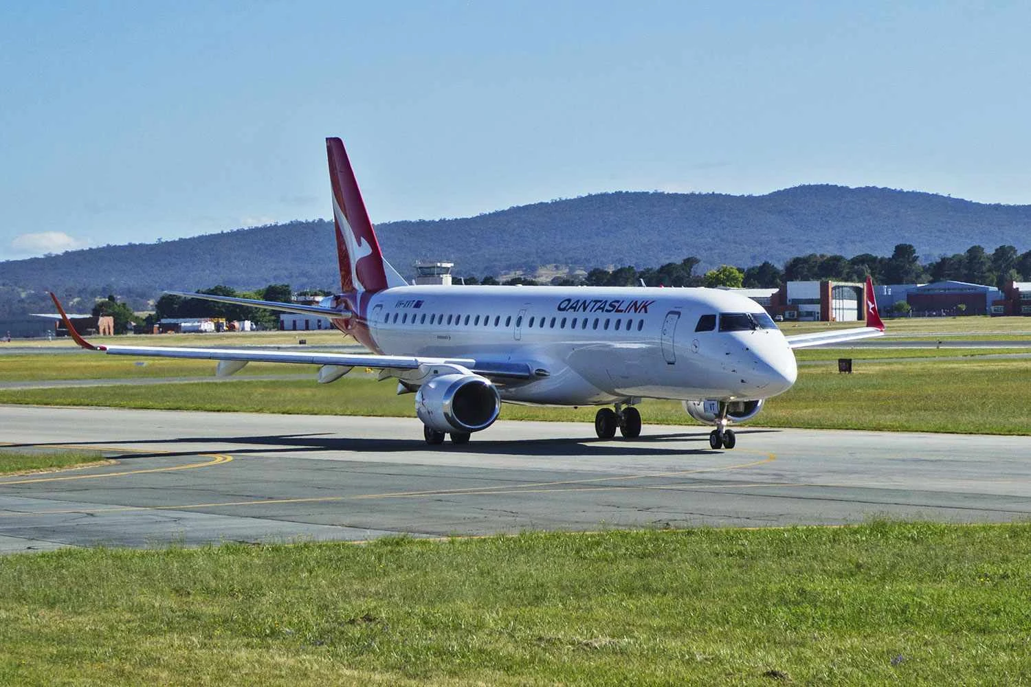 QantasLink E190 (
Sportz Fotos Your Sport Your Photos)