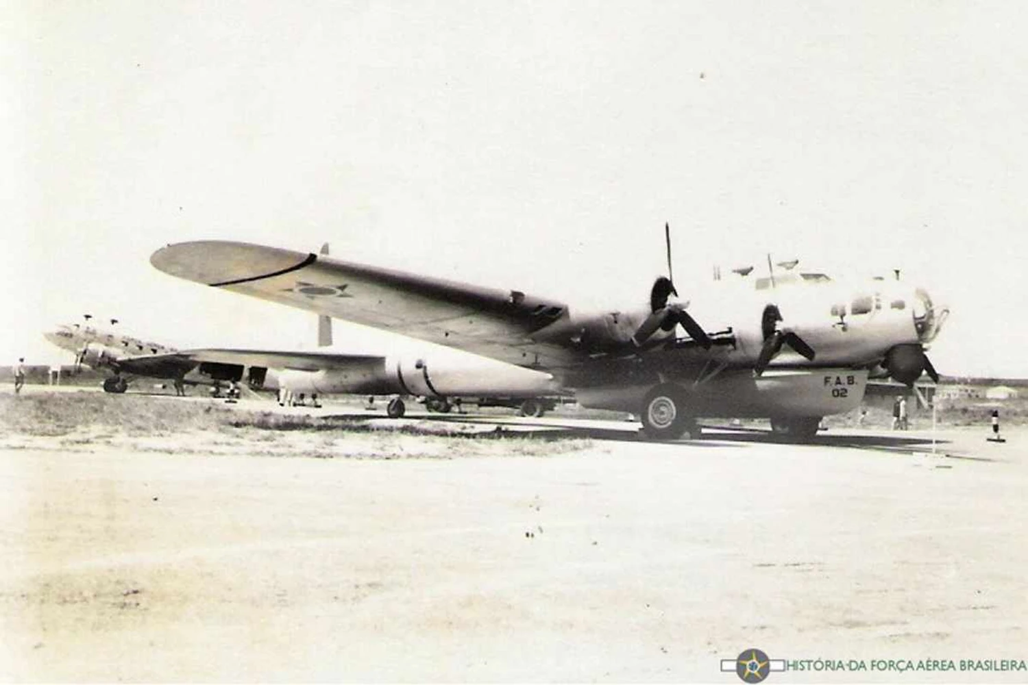 Na imagem, um SB-17G da FAB; modelo transportava um bote de resgate (acervo História da Força Aérea Brasileira)