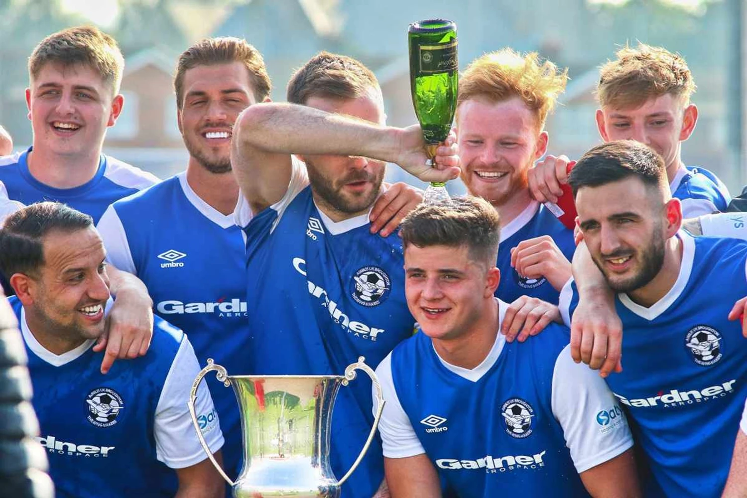 Atletas do Airbus UK Broughton: equipe tem jogadores profissionais e amadores (Divulgação)