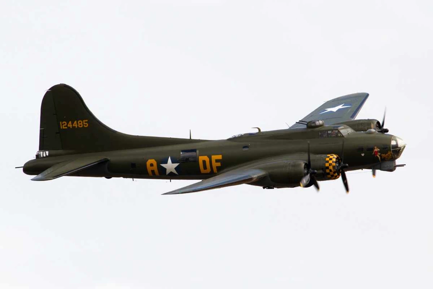 Não é o original: B-17G com pintura e pinup imitando o "Memphis Belle", o B-17 que cumpriu mais missões na Segunda Guerra Mundial (Tony Hisgett via Creative Commons)