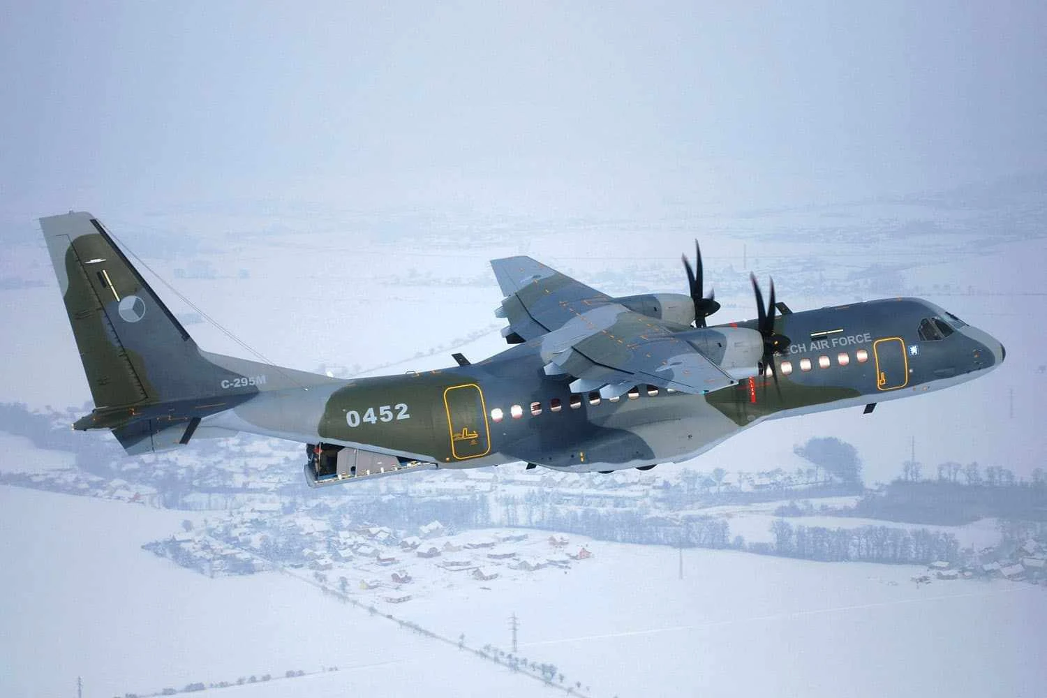 A Força Aérea da República Tcheca tem seis C-295, que são menores que o avião da Embraer (Airbus)