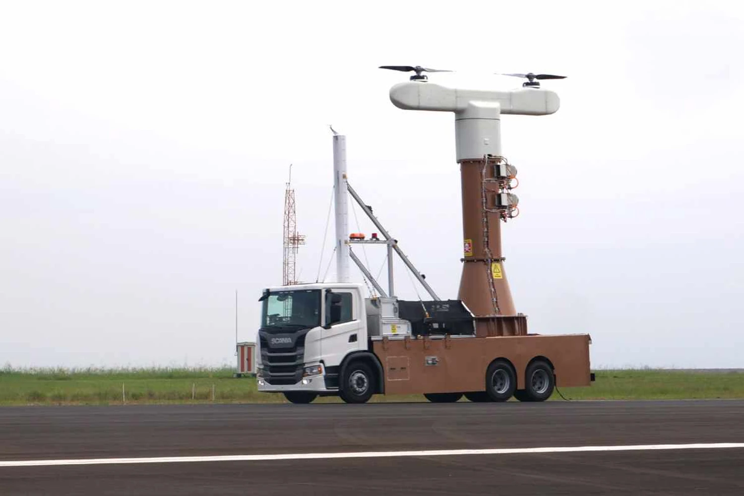 Caminhão modificado é usado para testar os motores elétricos do eVTOL da Eve (Divulgação)