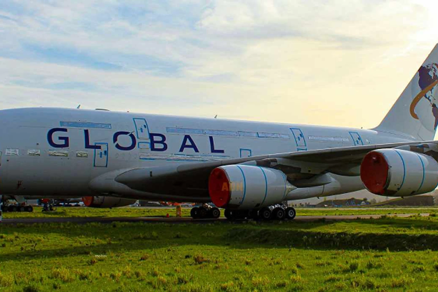 O primeiro A380 já com a marca da empresa (GA)