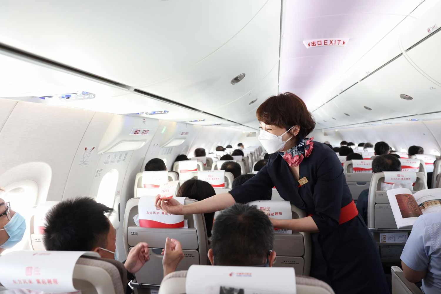 Passageiros do primeiro voo comercial do C919 (CEA)