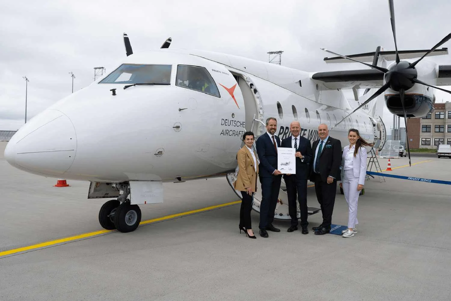 Representantes da Private Wings e da Deutsche Aircraft assinam a carta de intenção (DA)