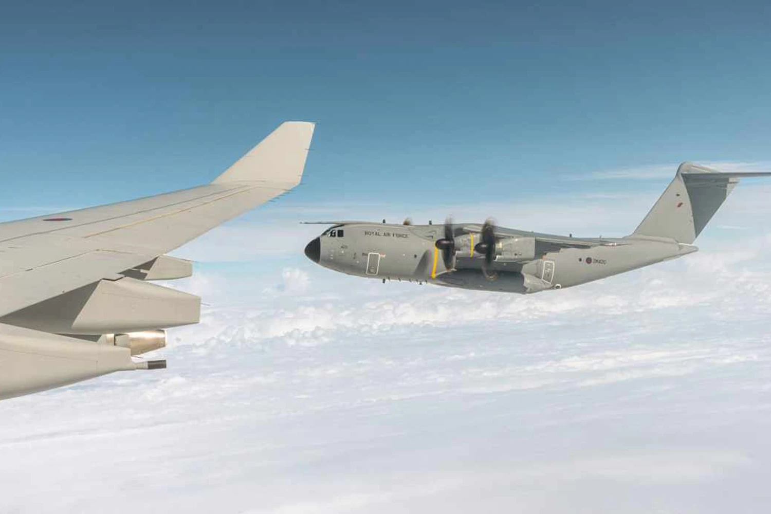 A400M fotografado da janela de um avião-tanque Voyager da RAF (RAF)